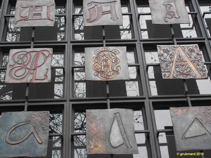 Detail des sogenannten A-Teppichs von Fritz Kühn